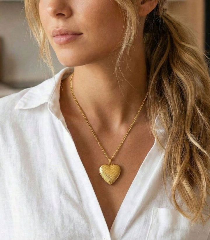 Collar relicario corazón dorado