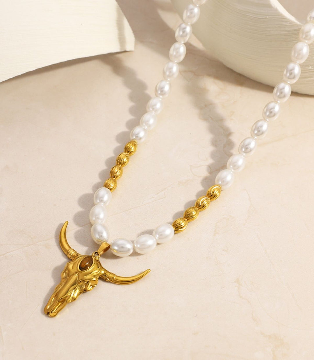 Collar pearl beaded bull