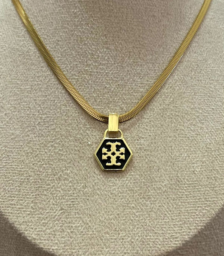 Collar dorado TT negro