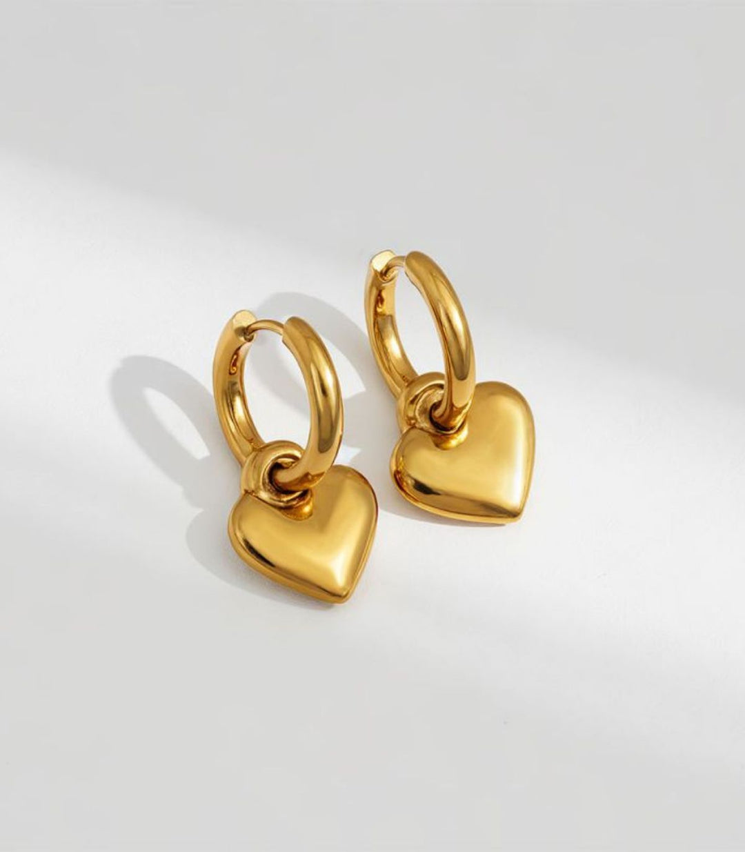 Aretes dorados argolla con corazón