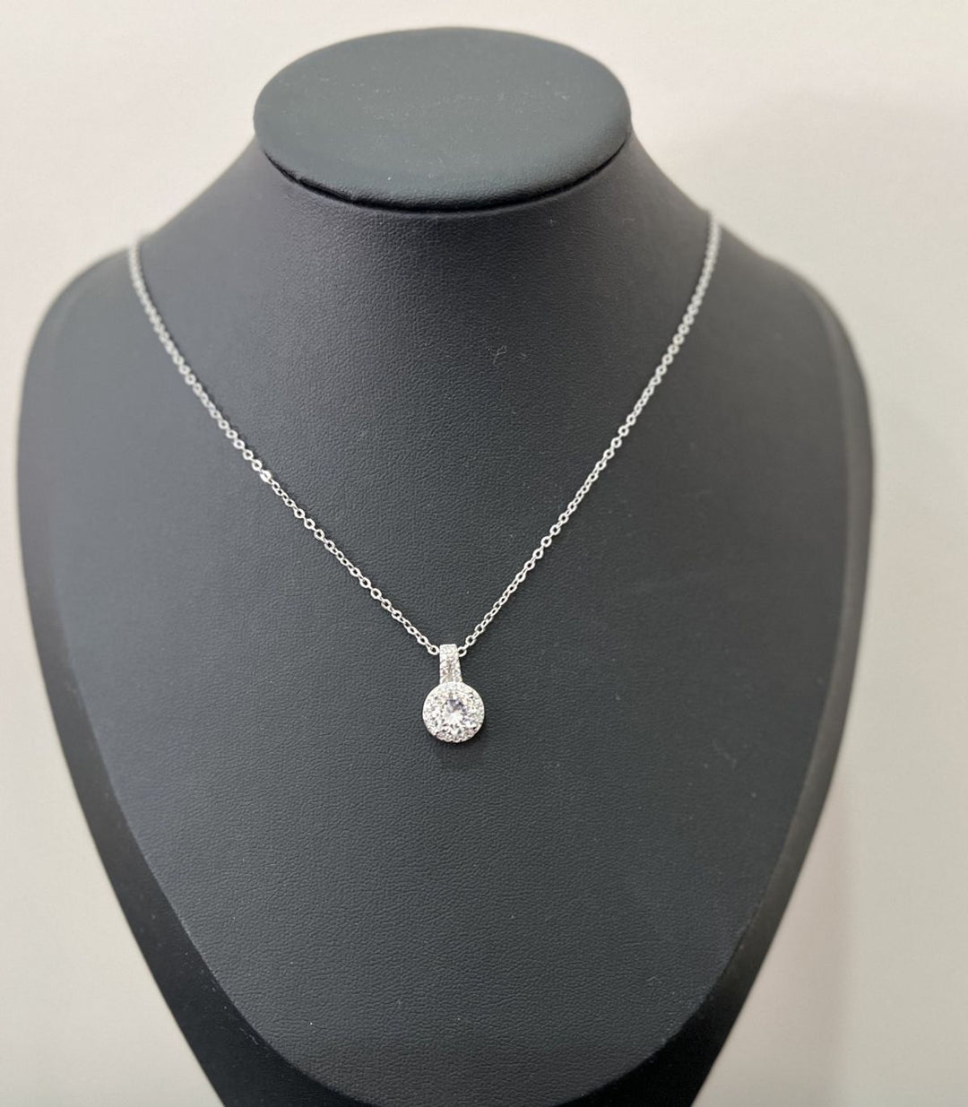 Collar silver diamond round