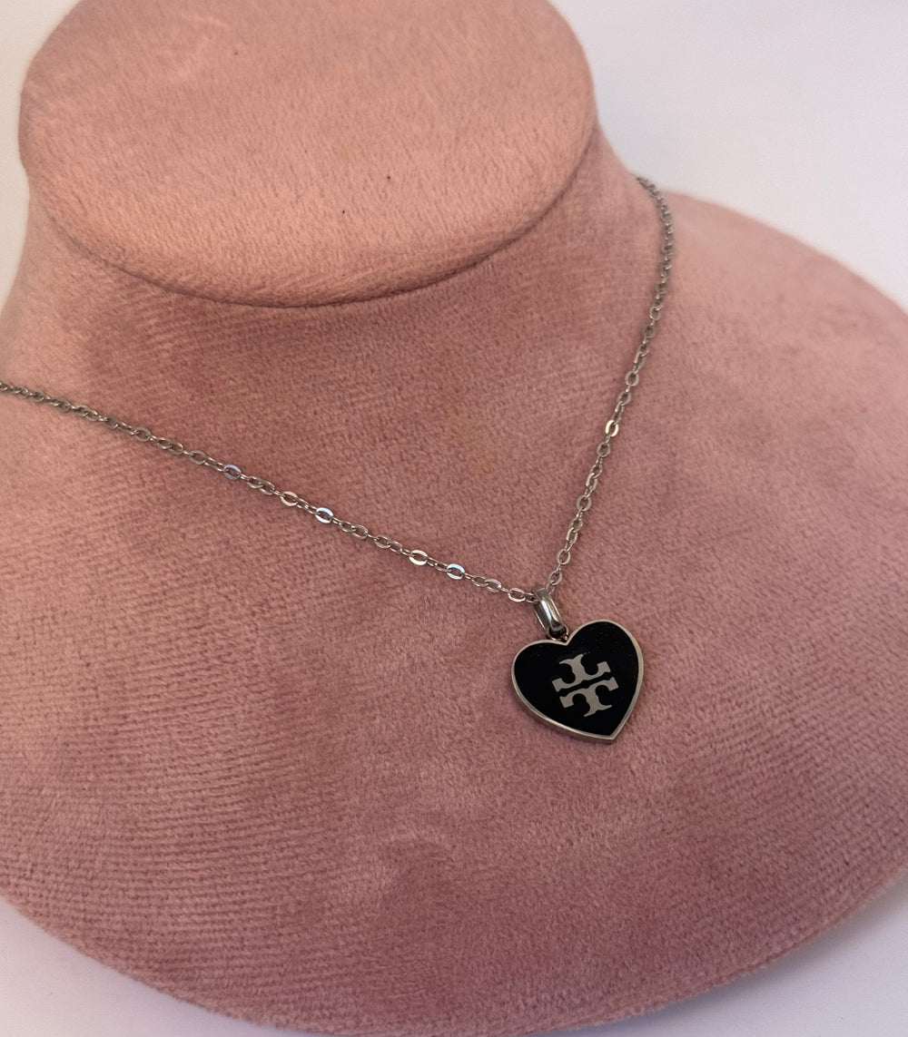 Collar TT corazón negro