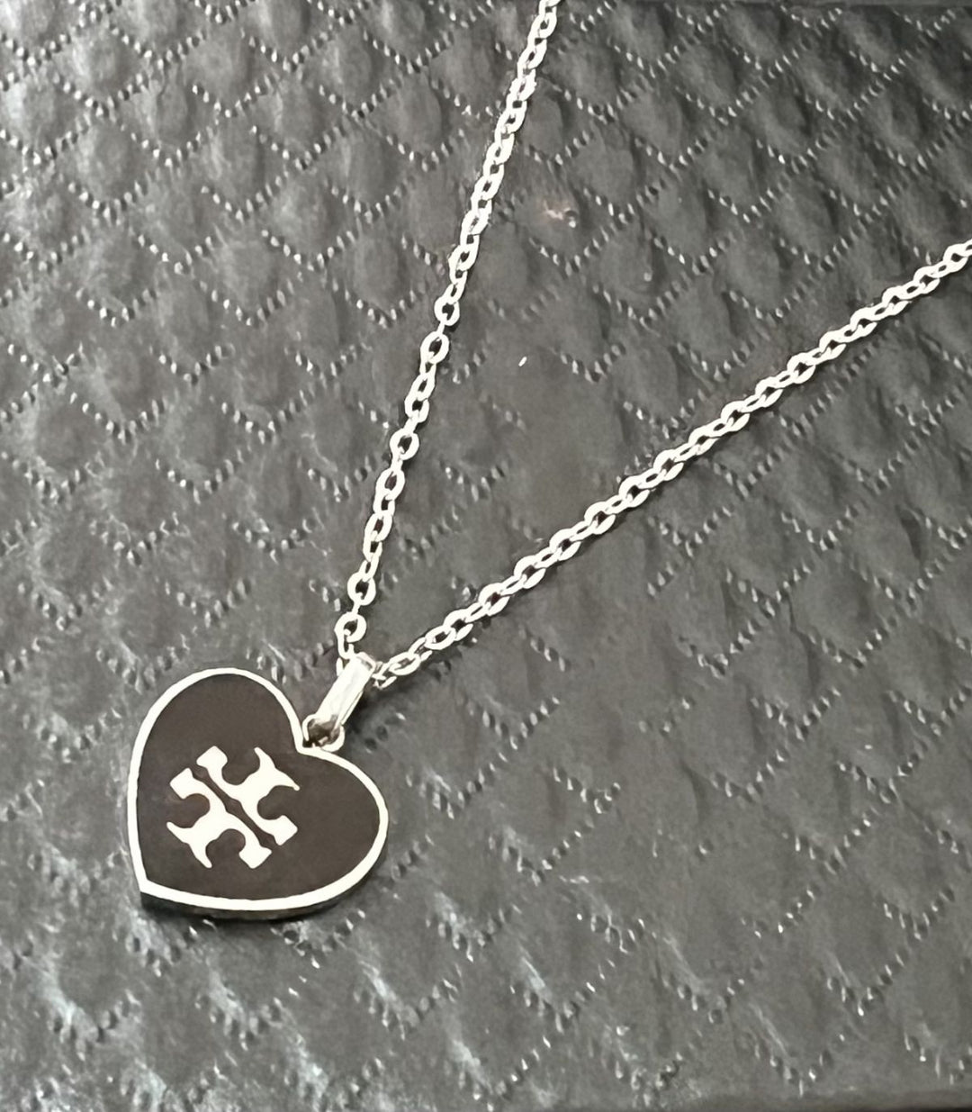 Collar TT corazón negro