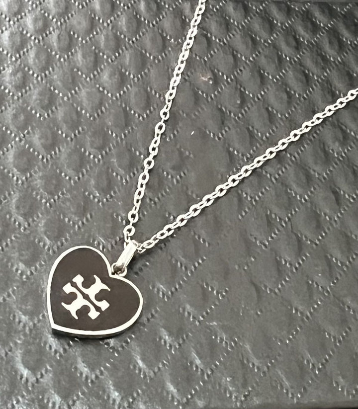 Collar TT corazón negro