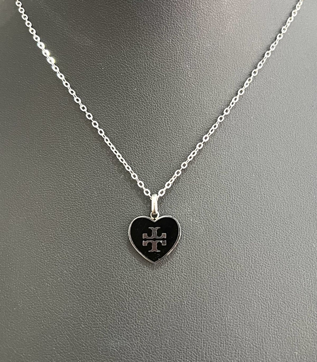 Collar TT corazón negro