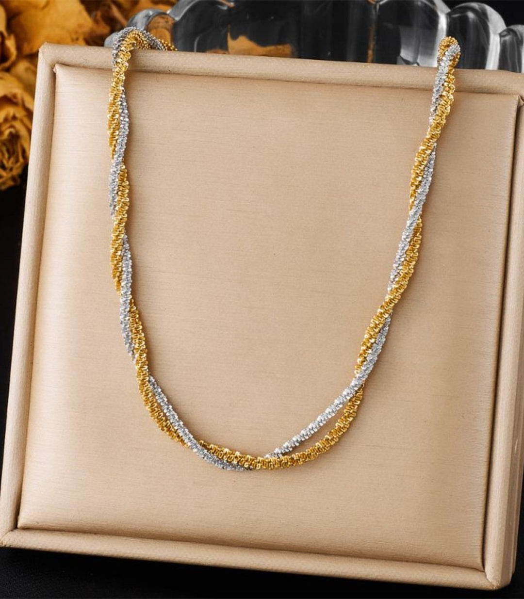 Collar bicolor tejido