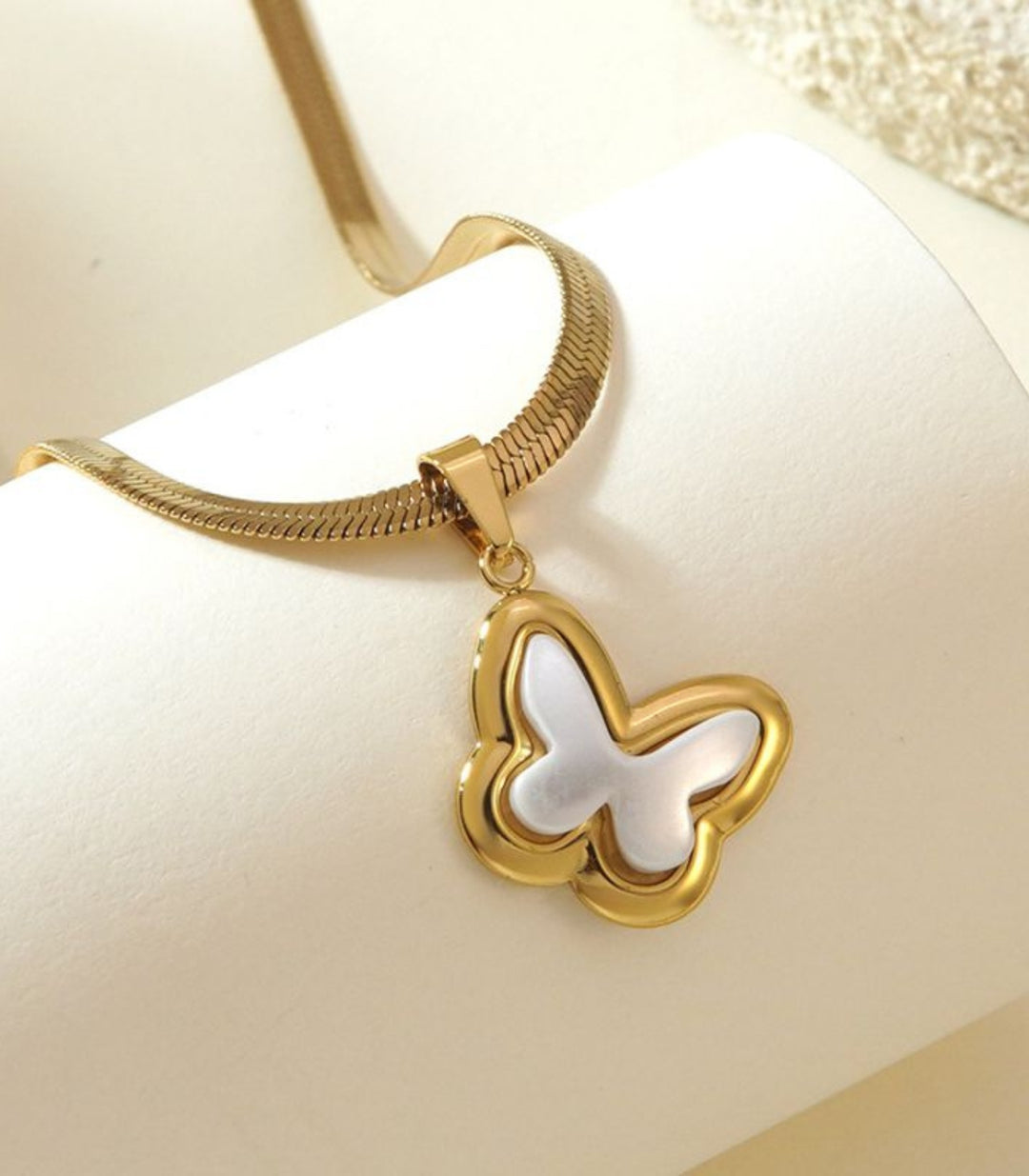 Collar mariposa perla