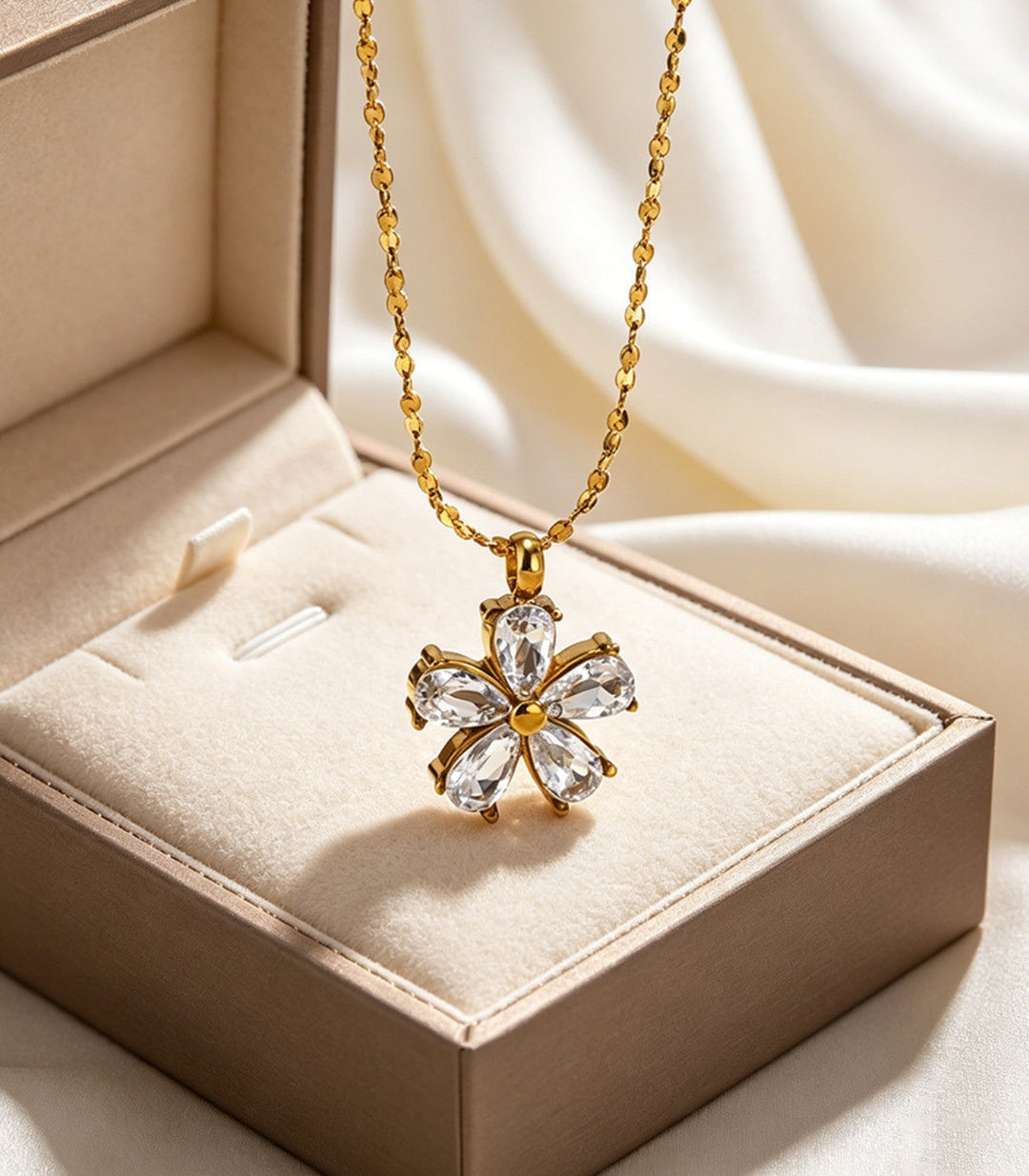 Collar Gold Flower Petal 18K