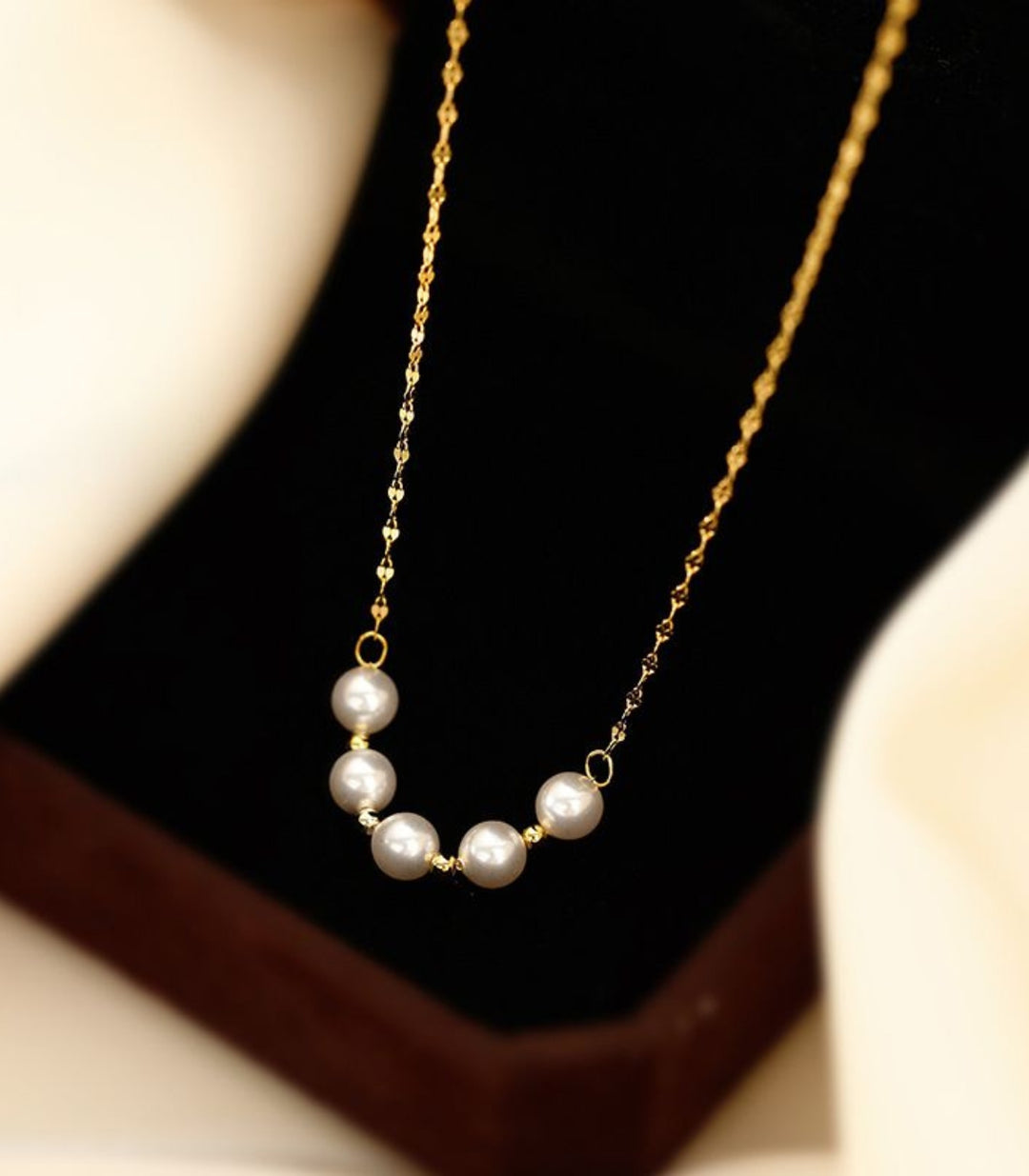 Collar dorado con perlas