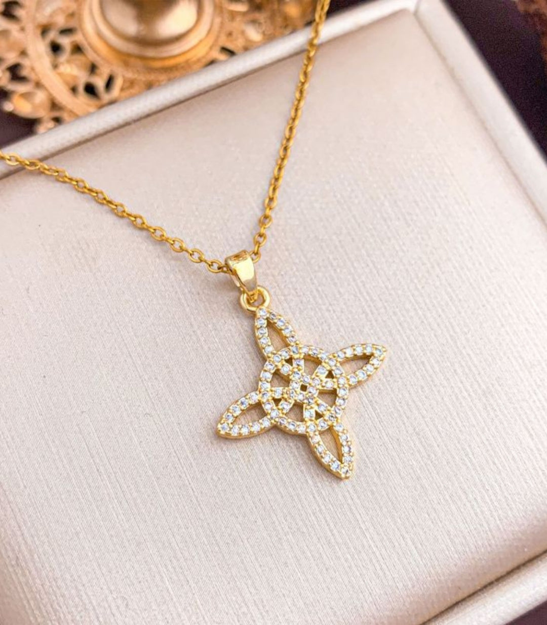 Collar Gold Diamond Nudo de Bruja