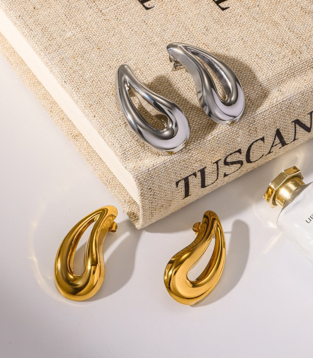 Aretes Silver Hollowed Teardrop