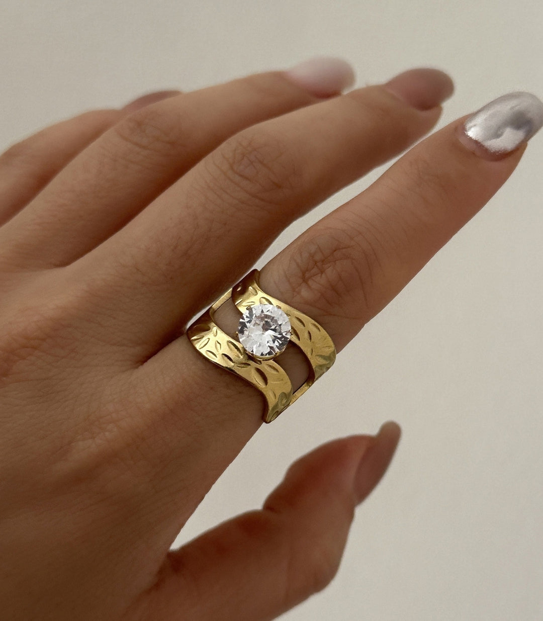 Anillo 6 Textured Wave Zircon