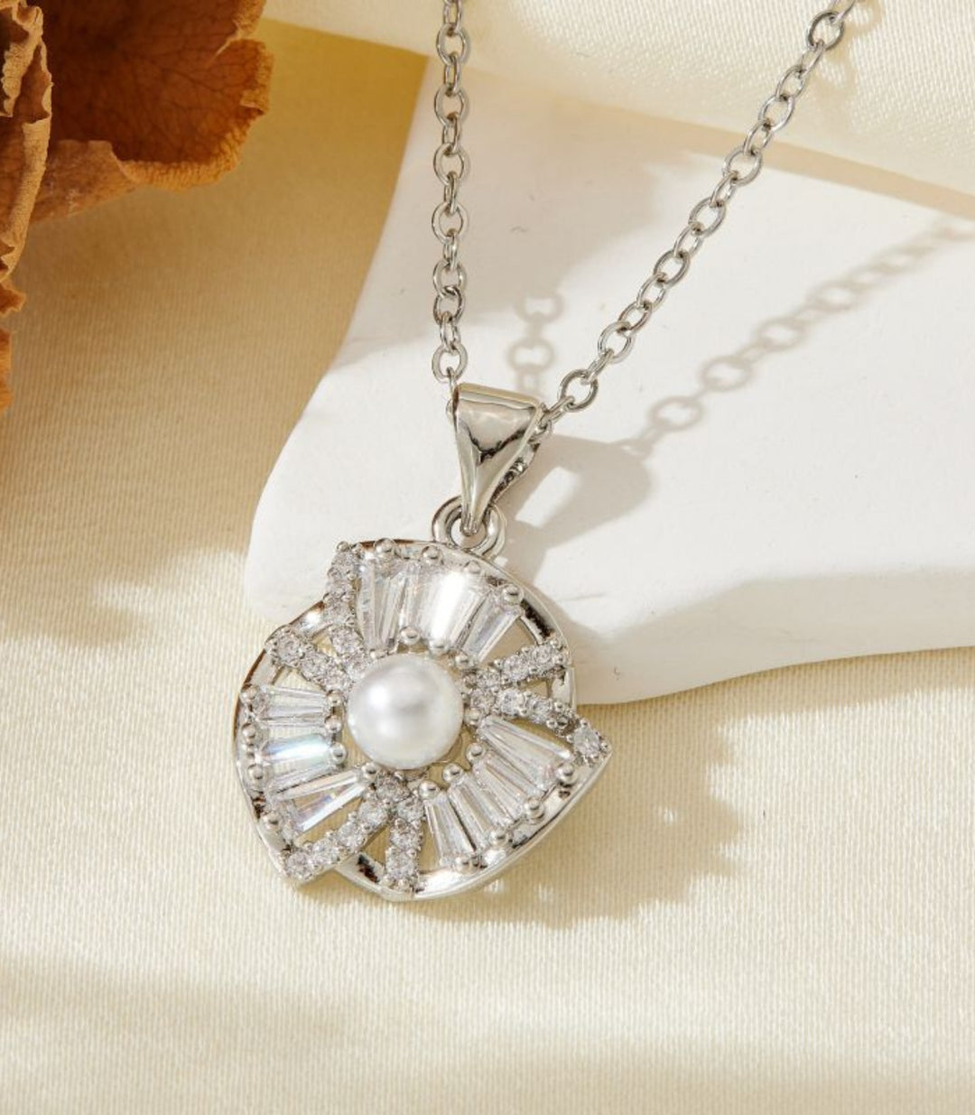 Collar silver diamond irregular flower