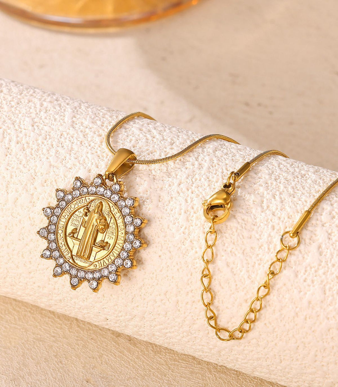 Collar zirc dorado san benito