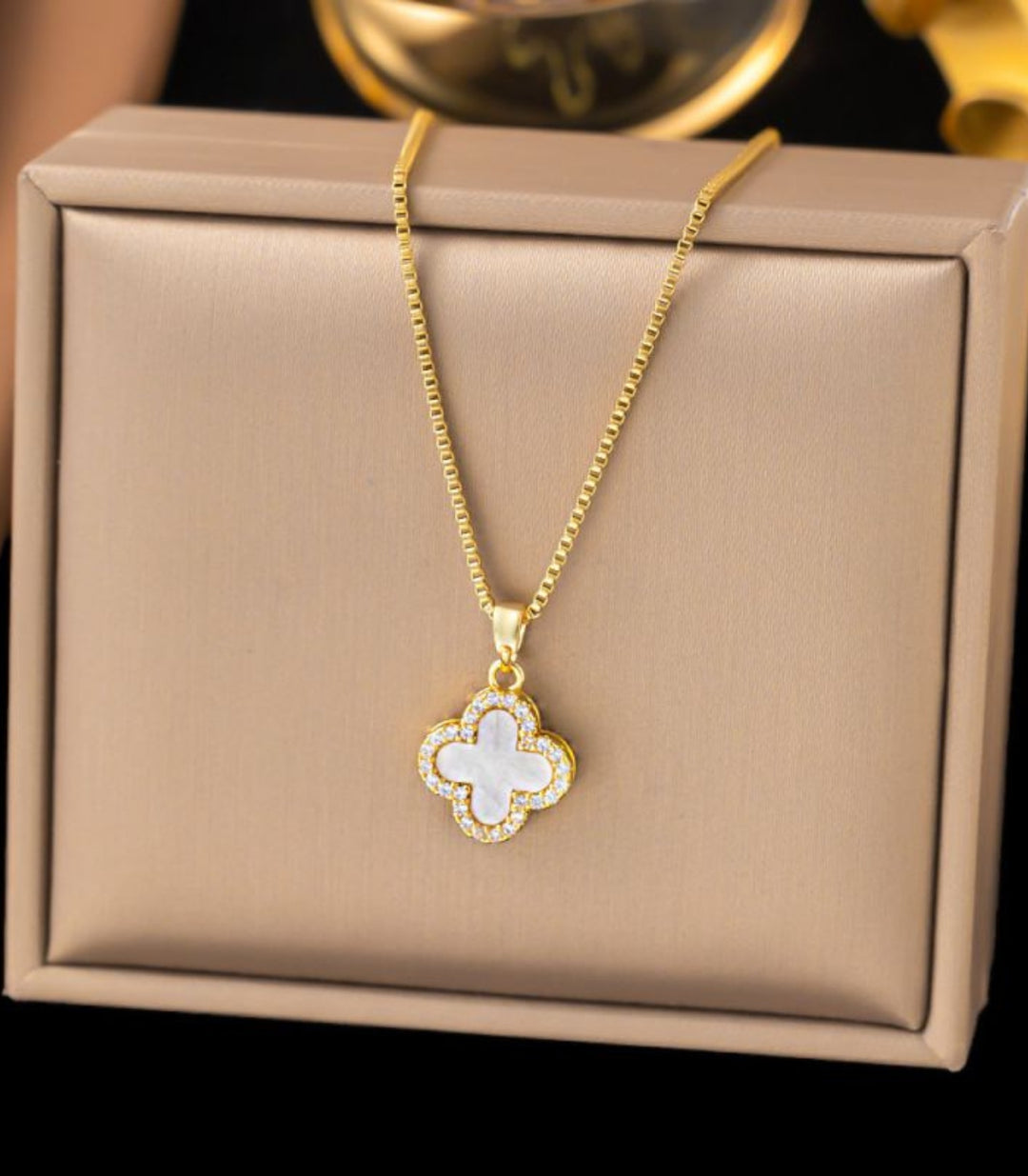 Collar Gold black And White Clover