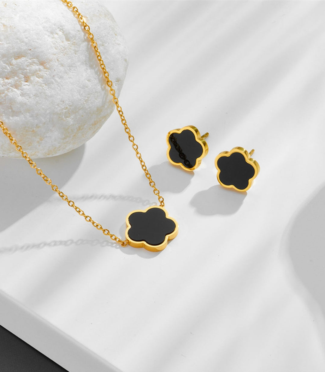 Collar y Aretes Set Flores Negras