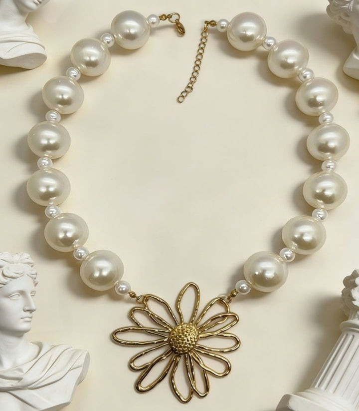 Collar Milky Pearl Beaded Flower