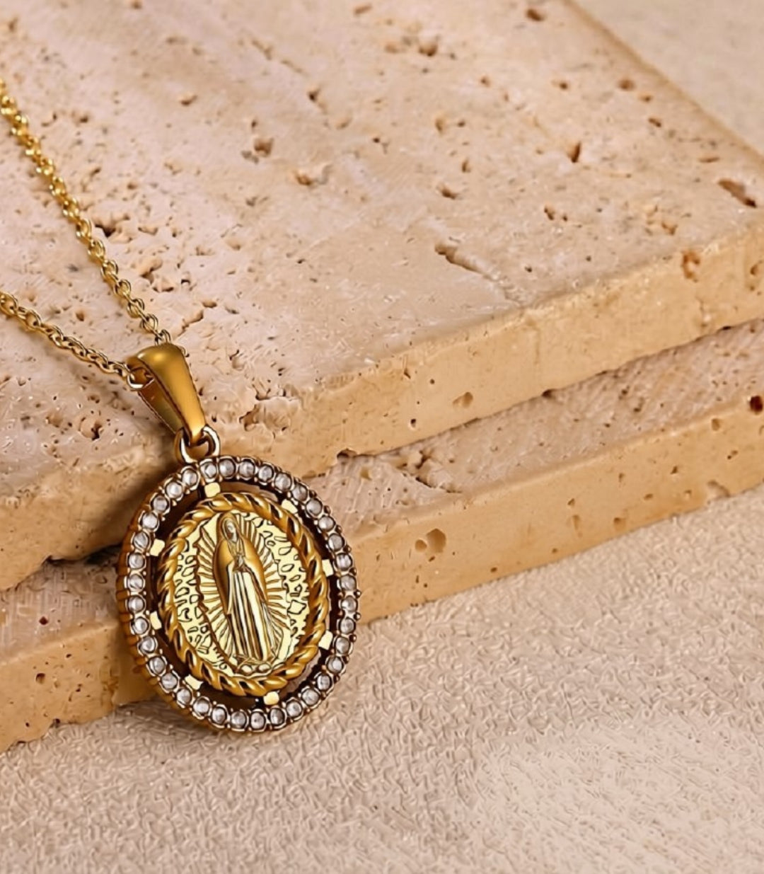 Collar Zirc Dorado Virgen
